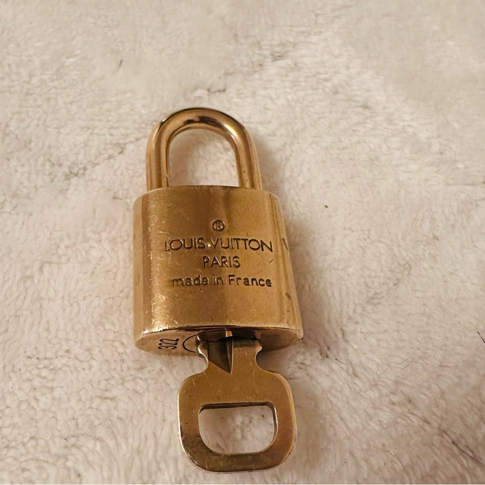 Louis Vuitton Lock and key-322 - Picture 2 of 2